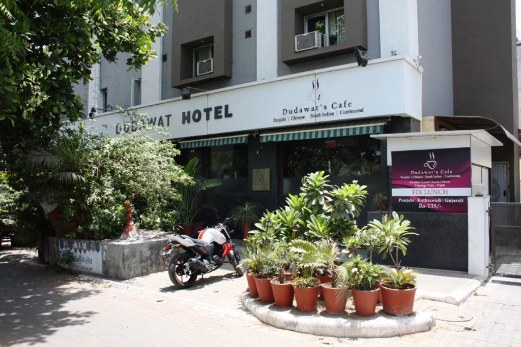 Hotel Dudawat アーメダバード エクステリア 写真