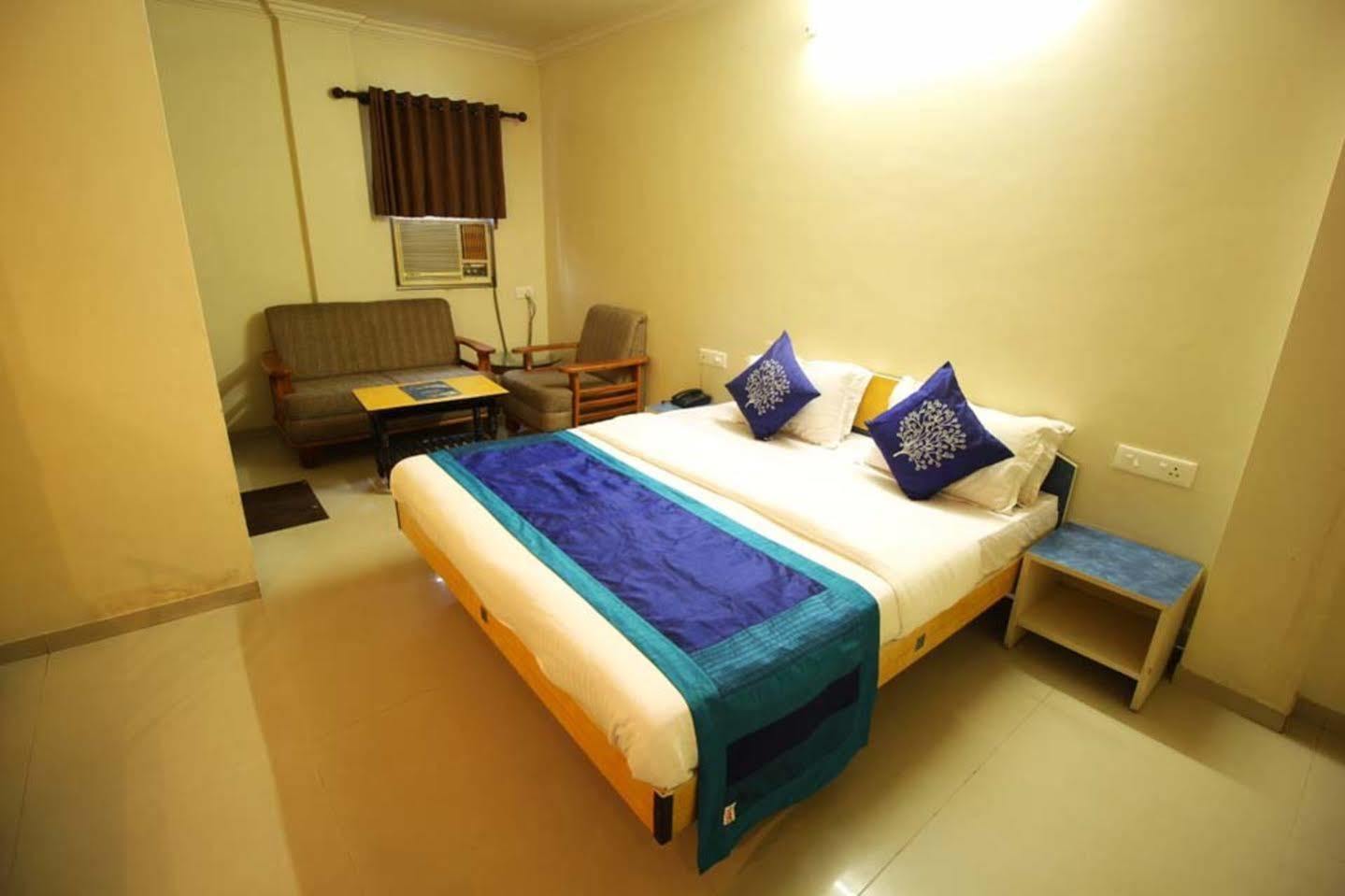 Hotel Dudawat アーメダバード エクステリア 写真